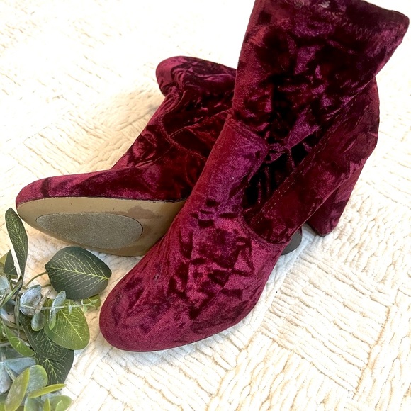 Velvet Express Booties Size 7 - Picture 2 of 5